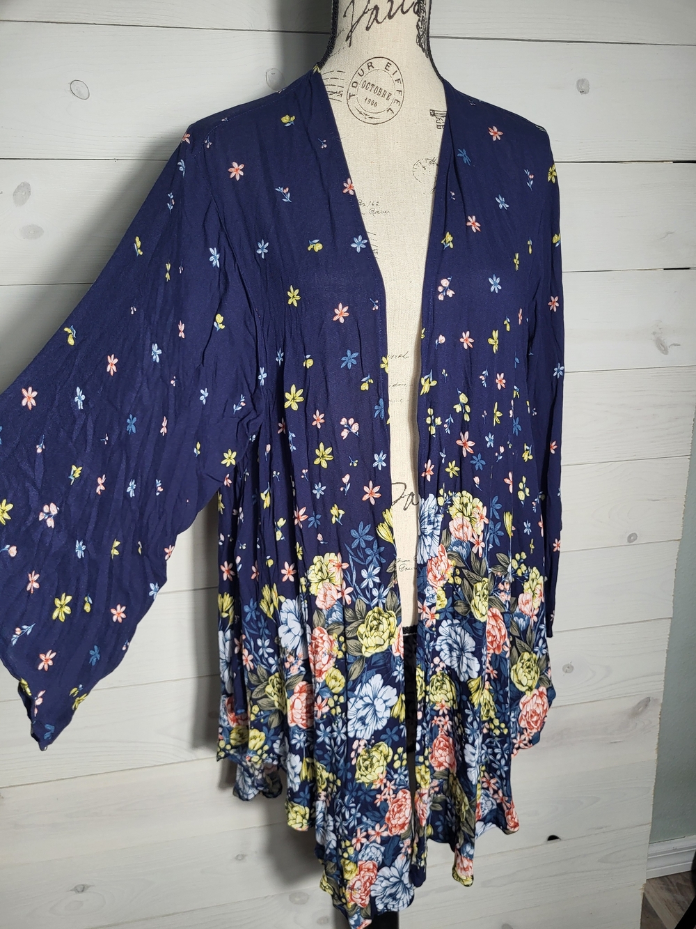 NWT TORRID Kimono Navy Floral Whimsy Flowy Asymetrical Hem Size 1X -2X. - Picture 2 of 7